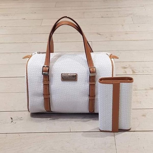 Borsa bianca e portafoglio
